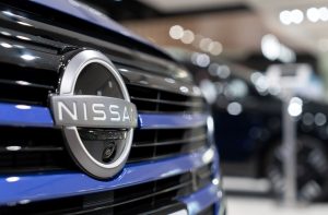Frente de um carro da Nissan, todo cinza
