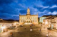 Imagem da cidade de Ouro Preto, da igreja principal que fica no topo de uma montanha