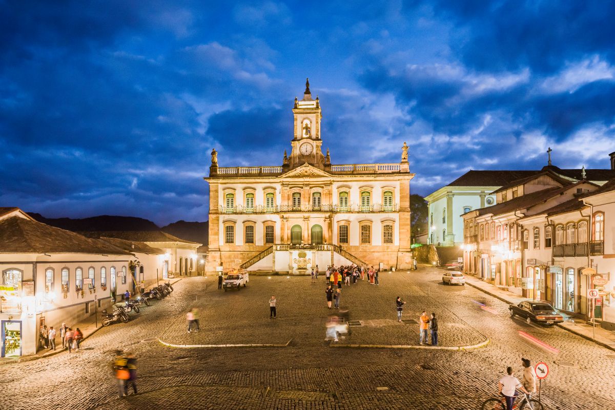 Imagem da cidade de Ouro Preto, da igreja principal que fica no topo de uma montanha