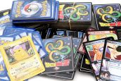 Pokemon cards emplilhadas, todas coloridas