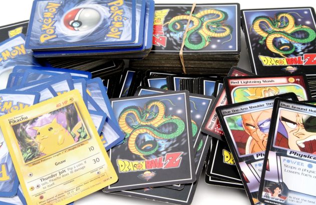 Pokemon cards emplilhadas, todas coloridas