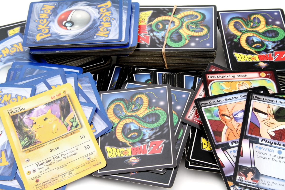Pokemon cards emplilhadas, todas coloridas