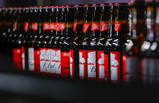 Garrafas de Budweiser, marca da AB InBev, dona da Ambev