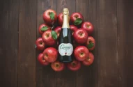 Na imagem, garrafa de Sidra Cereser, da CRS Brands, sobre maçãs