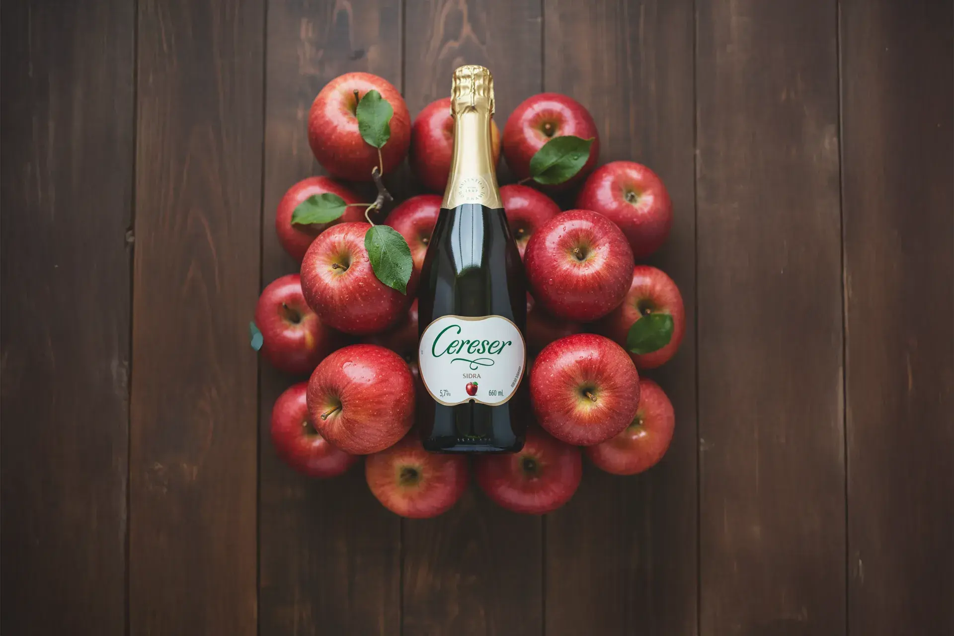 Na imagem, garrafa de Sidra Cereser, da CRS Brands, sobre maçãs