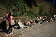 Fila de espera com dezenas de pessoas em Nova York