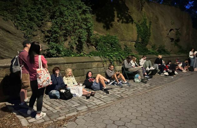 Fila de espera com dezenas de pessoas em Nova York
