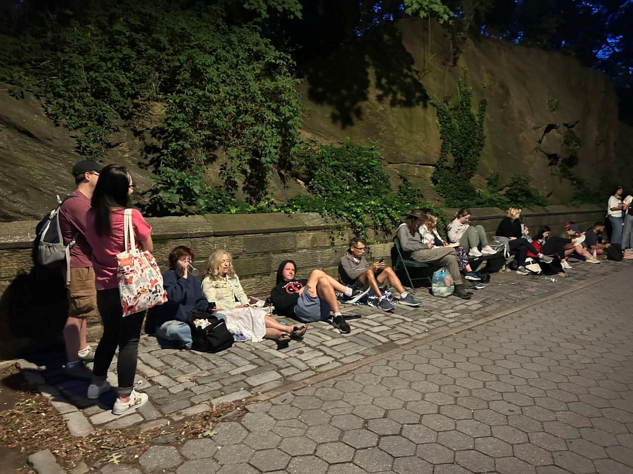 Fila de espera com dezenas de pessoas em Nova York