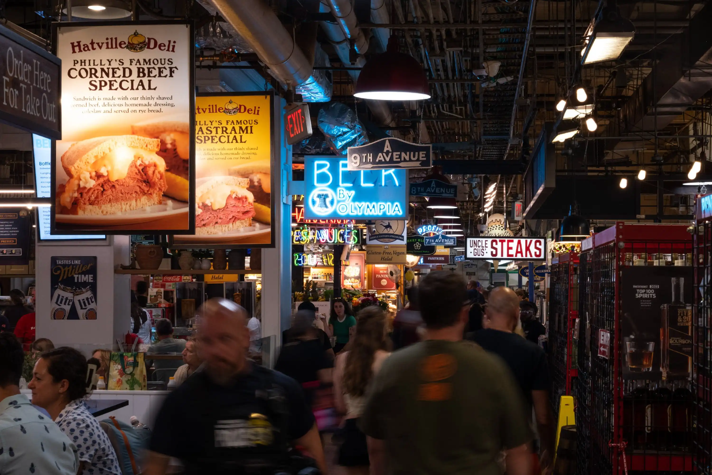 Consumidores em um centro comercial na Philadelphia, nos EUA
