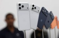 Imagem de iPhones 17 em branco, preto e laranja, enfileirados