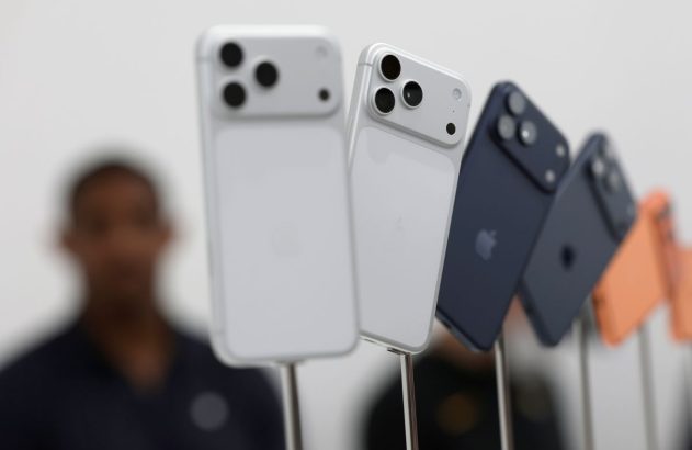 Imagem de iPhones 17 em branco, preto e laranja, enfileirados