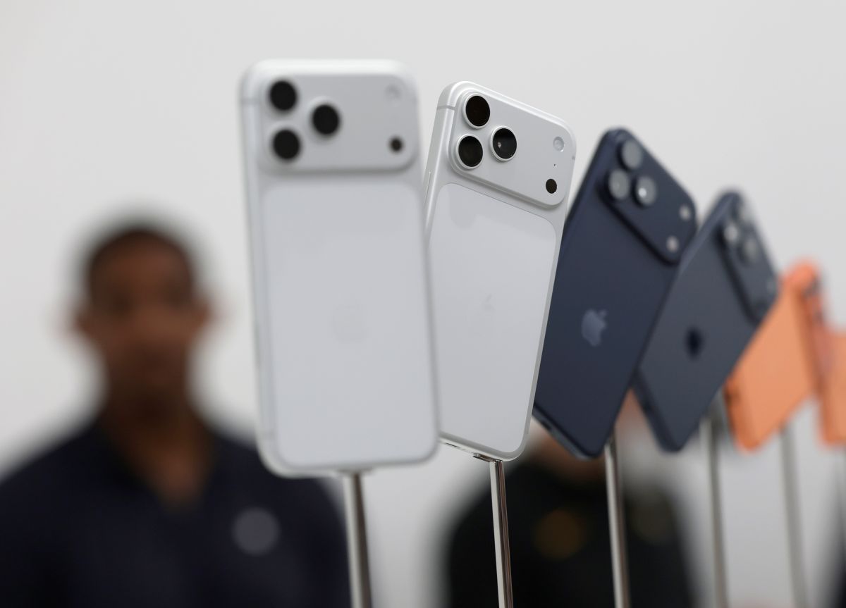 Imagem de iPhones 17 em branco, preto e laranja, enfileirados