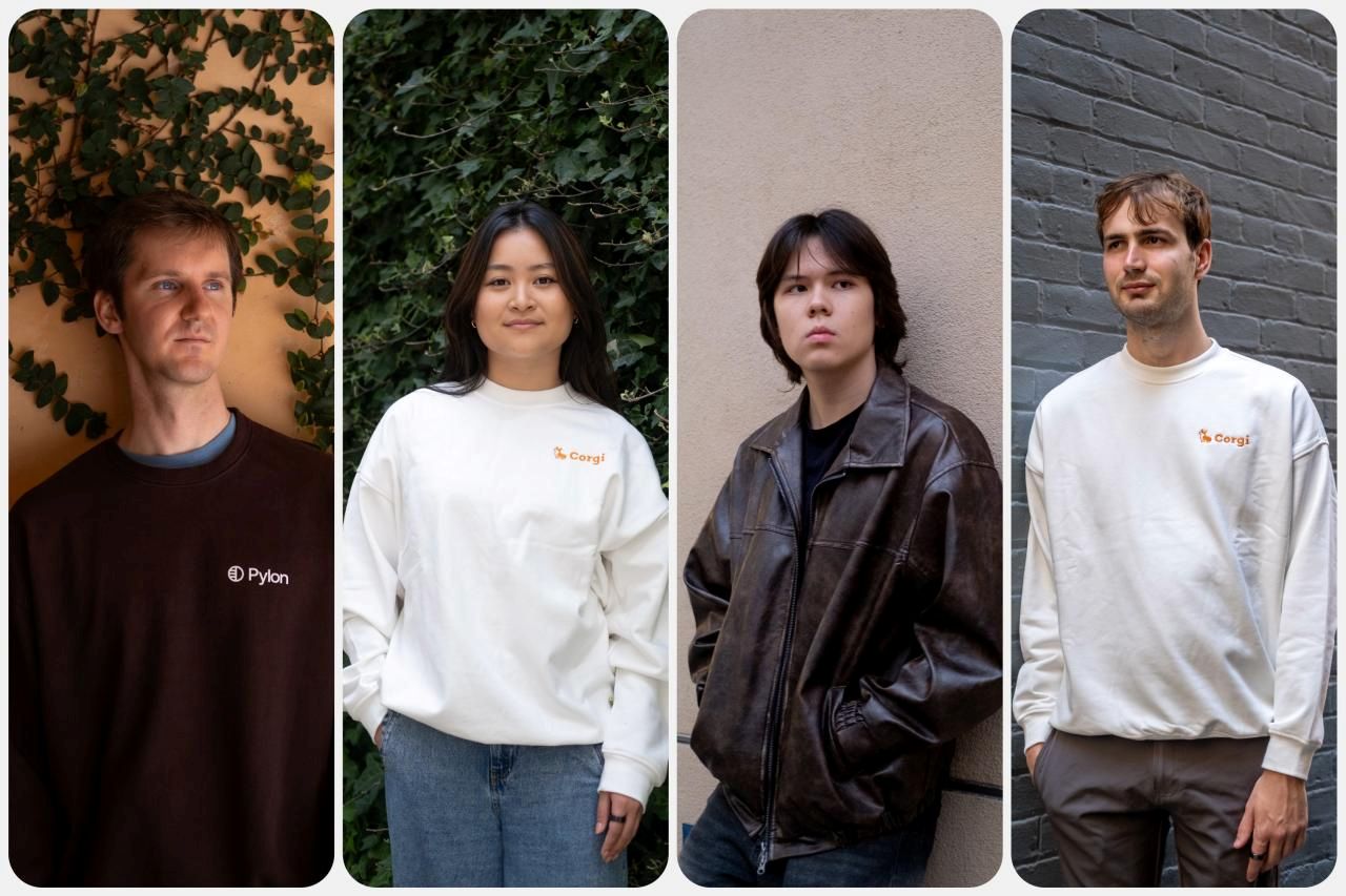 Jovens que trabalham em startups nos EUA estão olhando para câmeera, em frente a uma parede