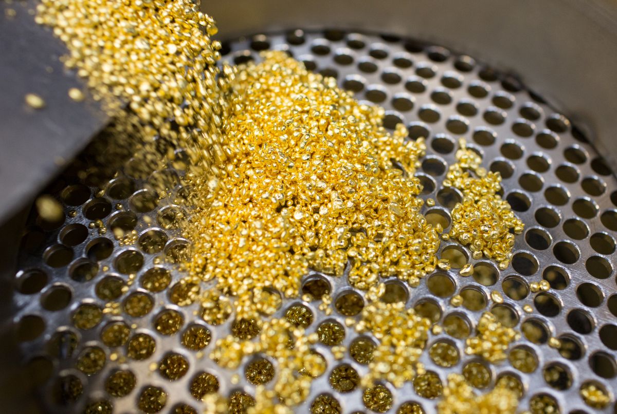 Partículas de ouro passando por uma peneira
