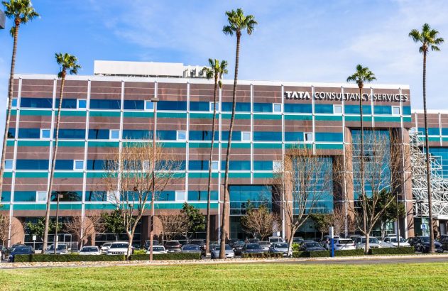 Fachada do prédio do Tata Group, com alguns coqueiros em frente