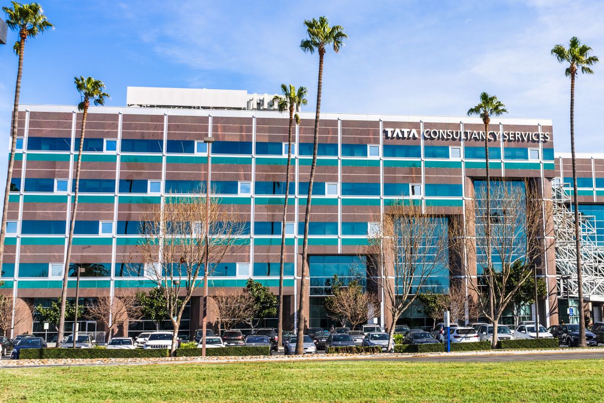 Fachada do prédio do Tata Group, com alguns coqueiros em frente