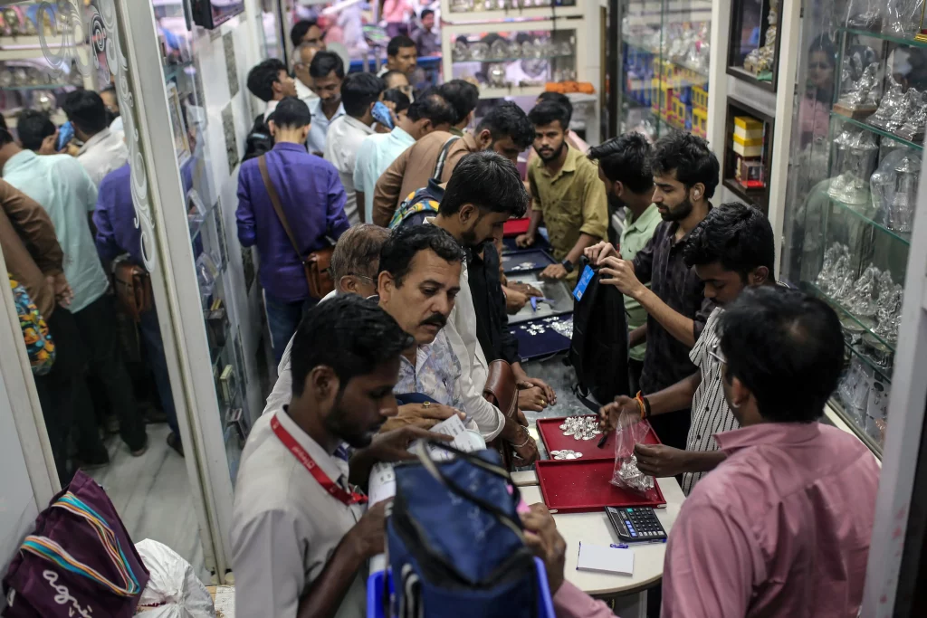 Clientes compram joias de prata em uma loja em Mumbai, em 17 de outubro. Foto: Dhiraj Singh/Bloomberg