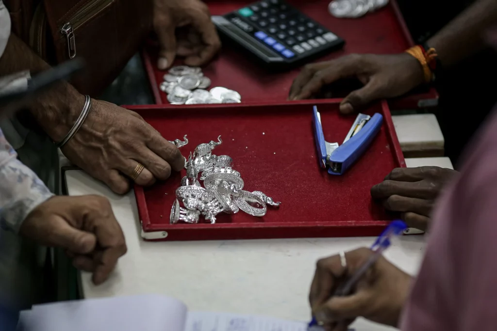 Produtos de prata em uma joalheria em Mumbai. Foto: Dhiraj Singh/Bloomberg