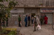 Imagens de pessoas na Argentina em fila para pegar comida