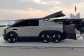 carro voador chinês branco, com teto preto e seis pneus