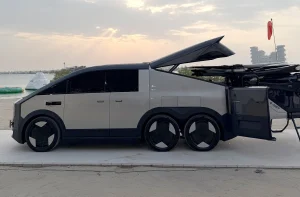 carro voador chinês branco, com teto preto e seis pneus