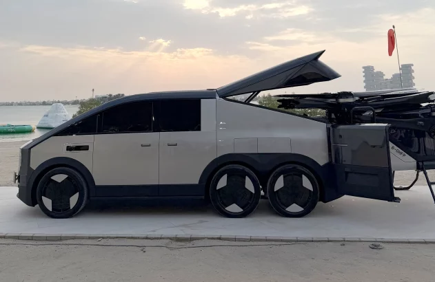 carro voador chinês branco, com teto preto e seis pneus