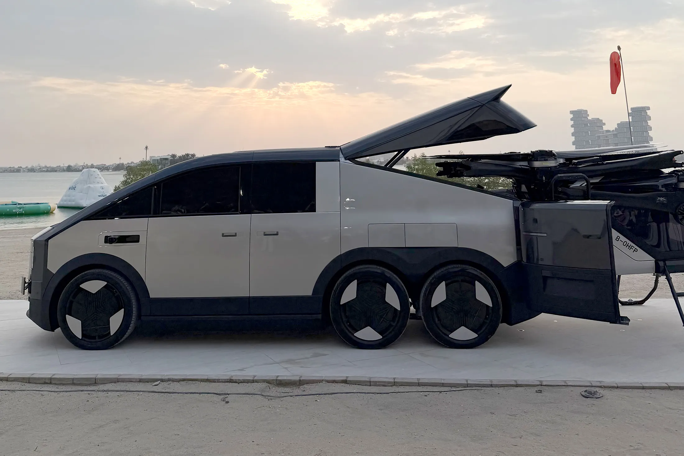 carro voador chinês branco, com teto preto e seis pneus