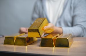 Imagem de barras de ouro em uma mão