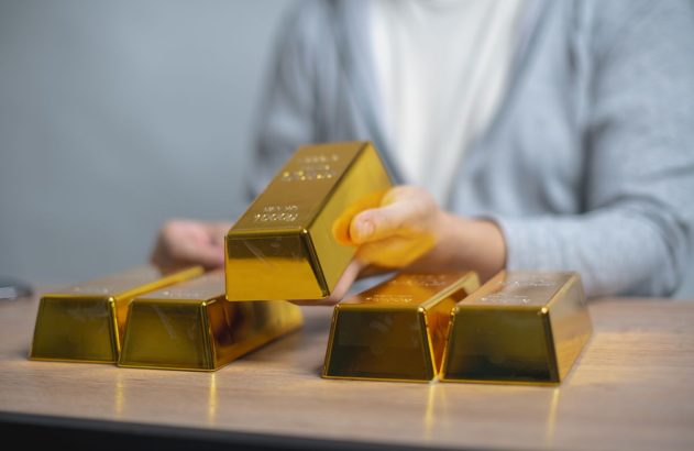 Imagem de barras de ouro em uma mão