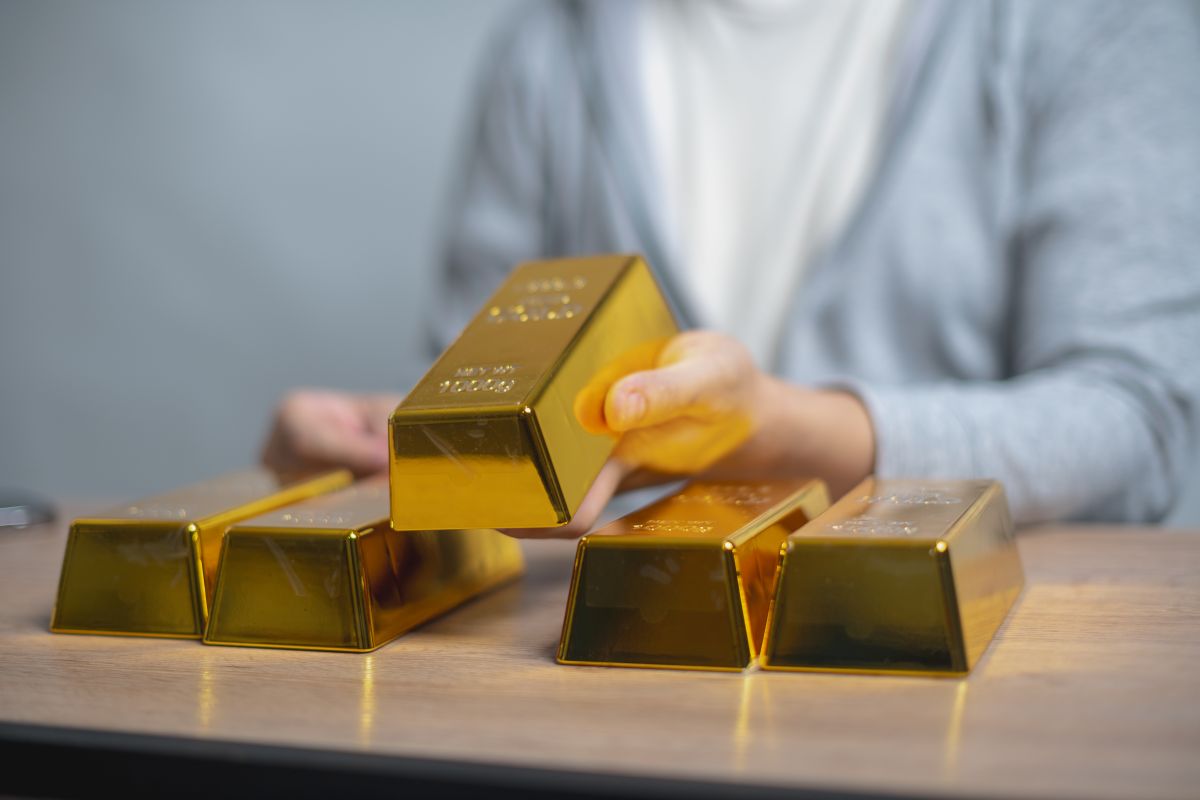 Imagem de barras de ouro em uma mão