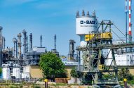 Imagem de uma fábrica da Basf, com torres da indústria química