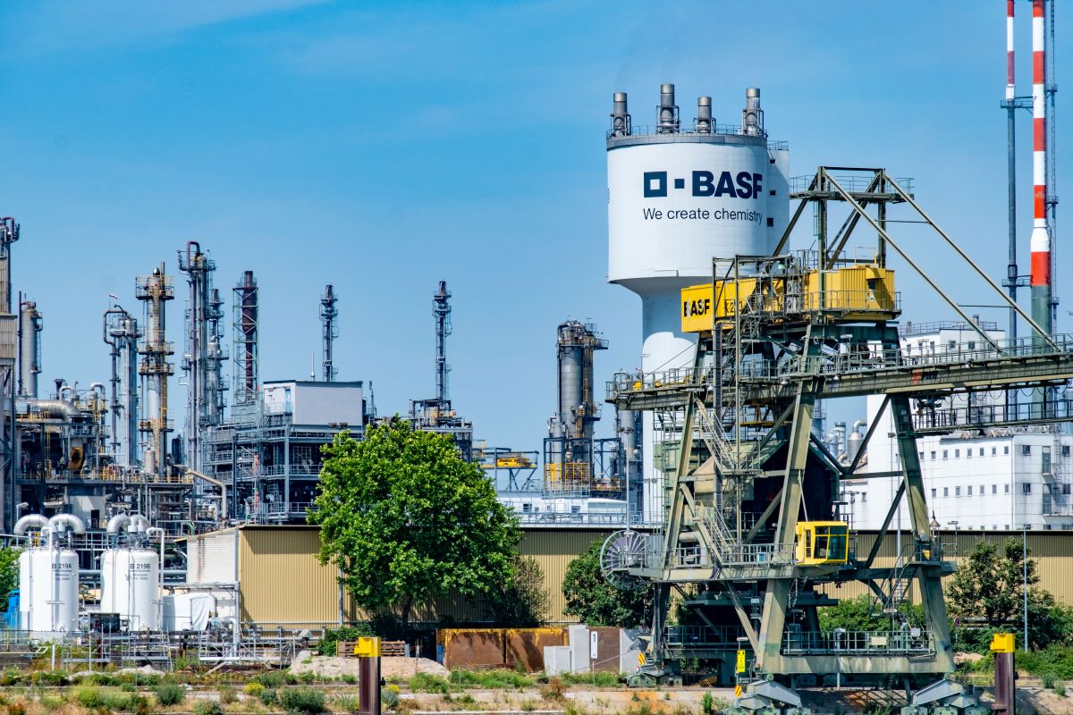 Imagem de uma fábrica da Basf, com torres da indústria química