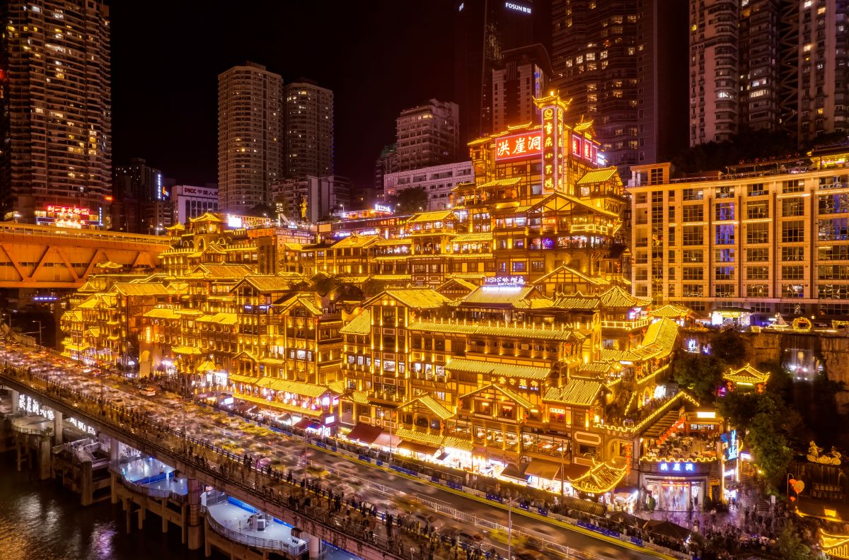 Cidade na China, com luzes em todos os prédios