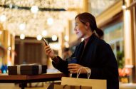 consumidor chinês está num shopping comprando algo luxuoso