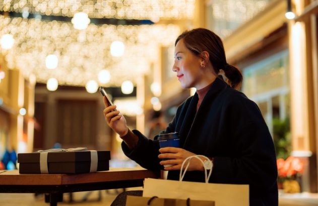 consumidor chinês está num shopping comprando algo luxuoso