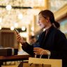 consumidor chinês está num shopping comprando algo luxuoso