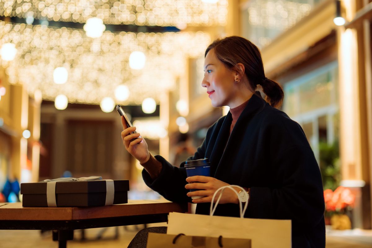 consumidor chinês está num shopping comprando algo luxuoso
