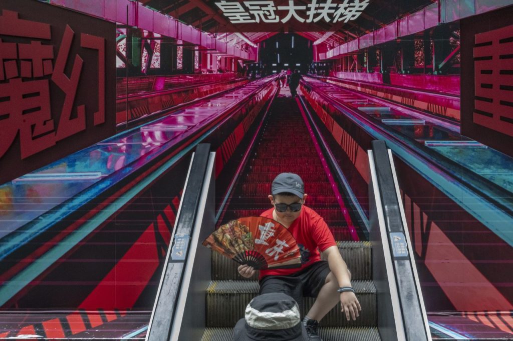 Cidade na China com um menino de vermelho