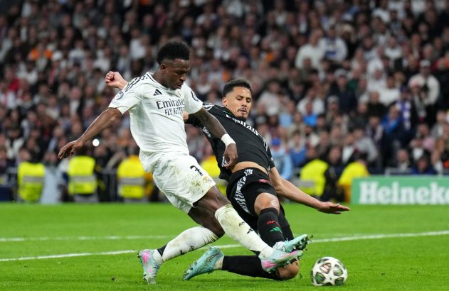 Vinicius Junior e William Saliba disputam bola