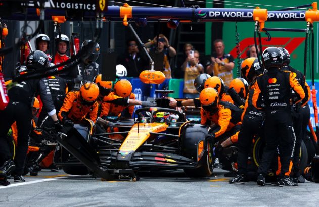 Imagem de um carro de Fórmula 1 recebendo manutenção para ilustrar reportagem sobre o GP de São Paulo 2025