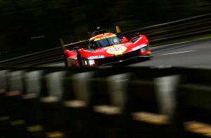Ferrari 499P vermelha em uma pista de corrida