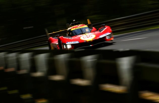 Ferrari 499P vermelha em uma pista de corrida