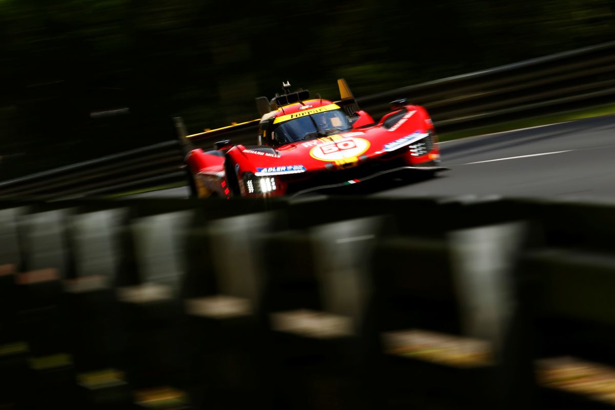 Ferrari 499P vermelha em uma pista de corrida