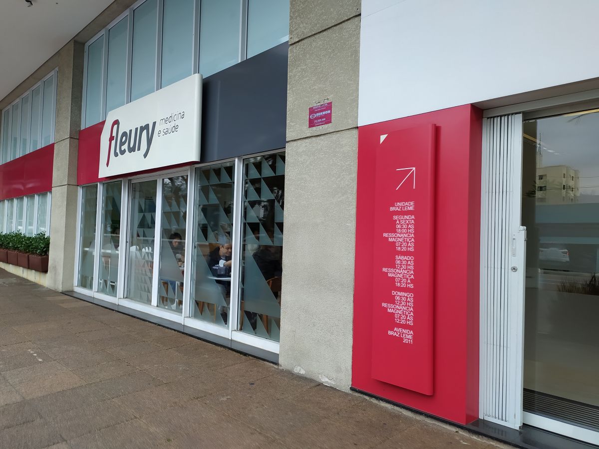 Imagem da fachada de um laboratório Fleury