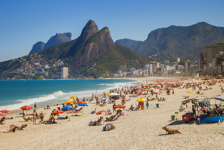 Imagem de praia do Rio de Janeiro em dia ensolarado para ilustrar reportagem sobre férias 2026