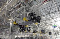 Imagem de fábrica da Hyundai com um carro sendo produzido