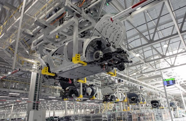 Imagem de fábrica da Hyundai com um carro sendo produzido