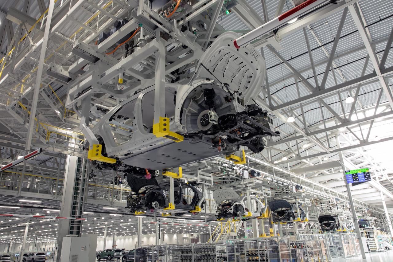 Imagem de fábrica da Hyundai com um carro sendo produzido
