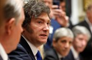 Javier Milei está em uma mesa com outros políticos da Argentina