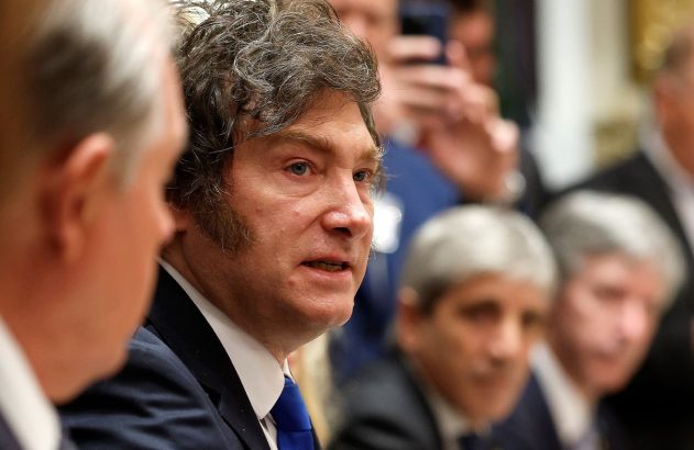 Javier Milei está em uma mesa com outros políticos da Argentina